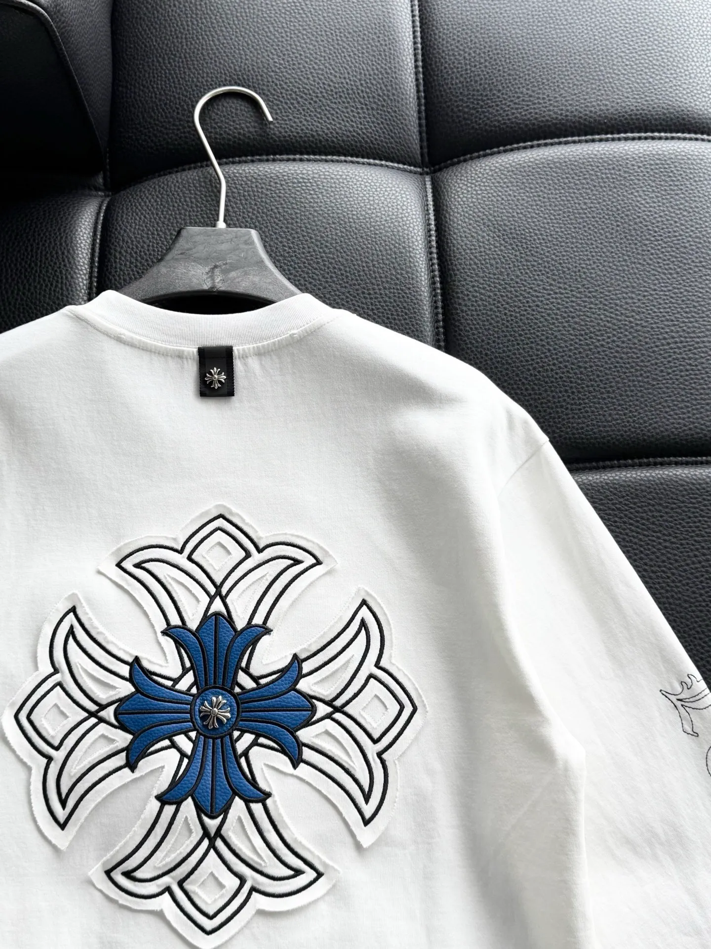 P408 💰ChromeHearts Chrome Heart Round Neck Sweater Long Sleeve The pursuit of quality guarantees the absolute quality! Using double-sided cotton fabric, the texture is clearly visible, the texture is soft, delicate and smooth, custom three-dimensional embroidery ➕ patchwork and leather craftsmanship, full of drape! The workmanship is fine and the shoulder lines are smooth. All imported chain machines are used to make the shoulder rolling strips. It has a certain thickness and is not made of cheap material but has a shiny feel that is comfortable and not tight on the upper body. It is the most avant-garde street item that can be easily matched by both men and women!  Color: black white Size: m-3xl Style number: 3582